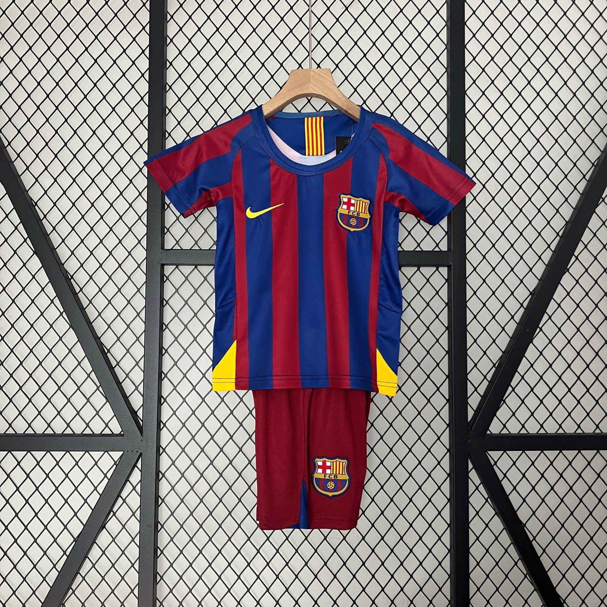 Barcelona 05/06 Home Jersey Kids - JerseyLegacy